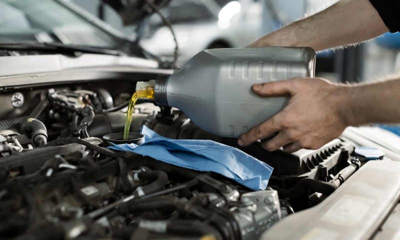 Choosing Between Mineral Oil and Synthetic Oil | Road Runner Auto Care
